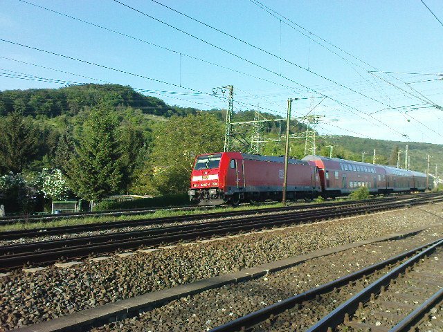 Eine Unbekannte BR 185 schiebt ihren Dosto Wendezug in Richtung Plochingen.