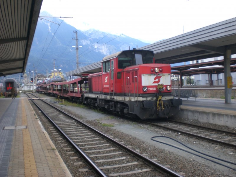 Eine unbekannte BR 2068 fhrt mit einem Autozug in Innsbruck Hbf ein.
21.9.2008