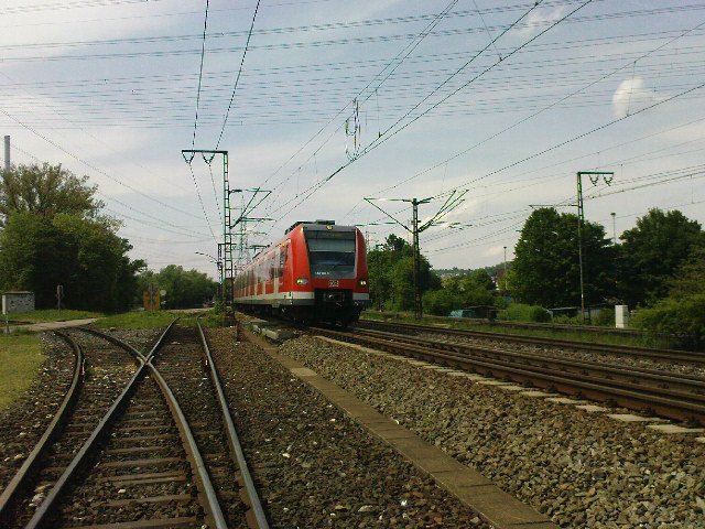 Eine Unbekannte BR 423 faehrt in Richtung Plochingen.