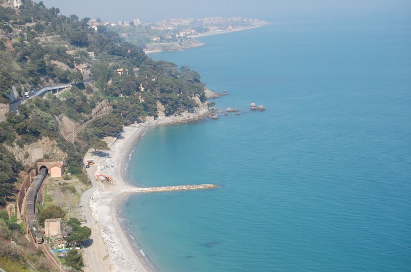 Eine unbekannte E 656 schiebt den R2533 Richtung Milano Central an der Kste entlang, kurz nach verlassen von Alassio. 6.4.2009