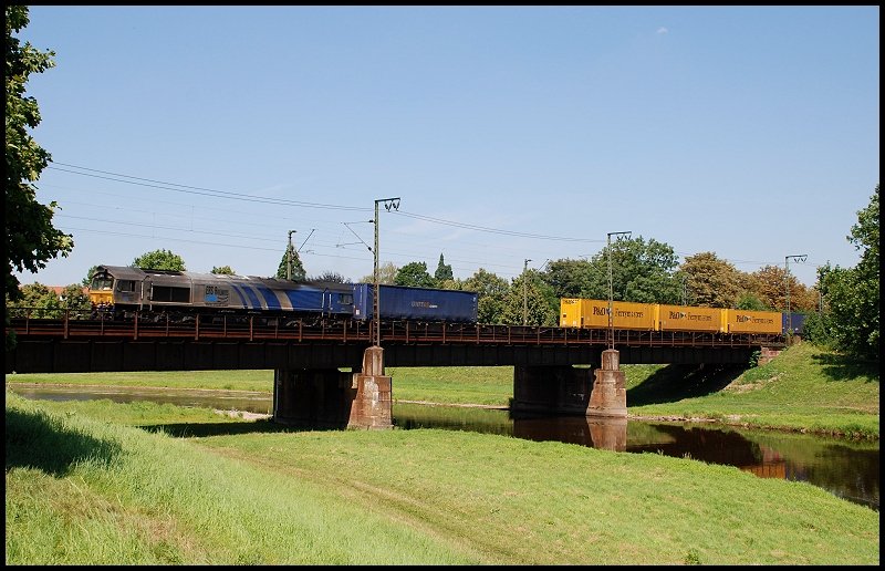 Eine unbekannte ERS Railways Class 66 ist mit einem Gterzug in Richtung Sden unterwegs. Aufgenommen in Rastatt im August 2008.