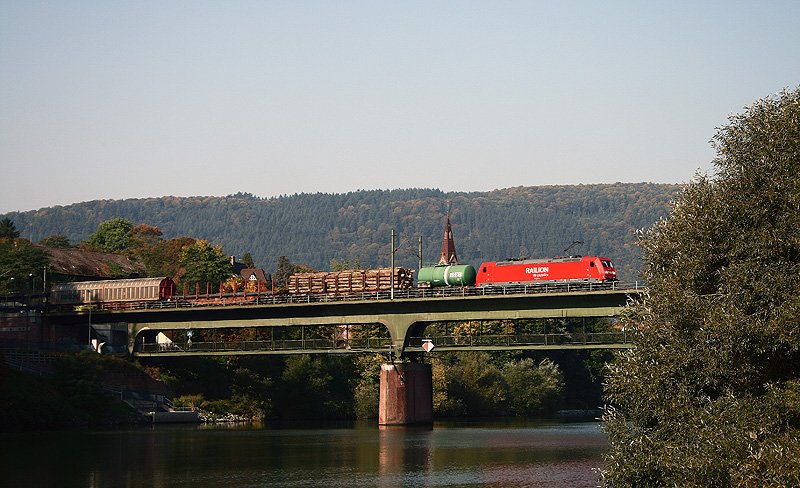 Eine unbekannte Lok der Baureihe 185 berquert am 27. September 2008 mit dem Neckartalumleiter FR 52777 (Mannheim Rbf - Kornwestheim Rbf) bei Neckargemnd Altstadt den Neckar.