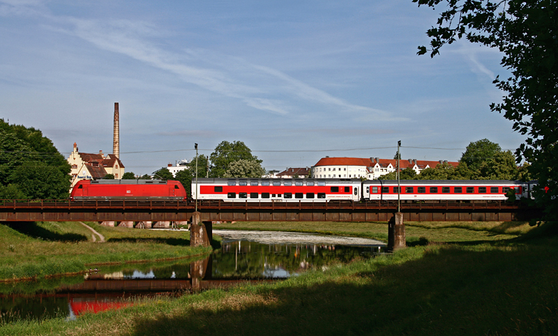 Eine unbekannte Vertreterin der Baureihe 101 berquert am frhen Morgen des 3. Juni 2009 mit dem CNL 473 von Koebenhavn H (Kopenhagen) nach Basel SBB bei Rastatt die Murg.