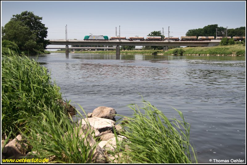 Eine unerkannt gebliebene 185 der Rail4Chem rauscht am 30.05.08 mit einem Kesselwagenzug ber die Muldenbrcke bei Bennewitz in Richtung Leipzig-Engelsdorf.