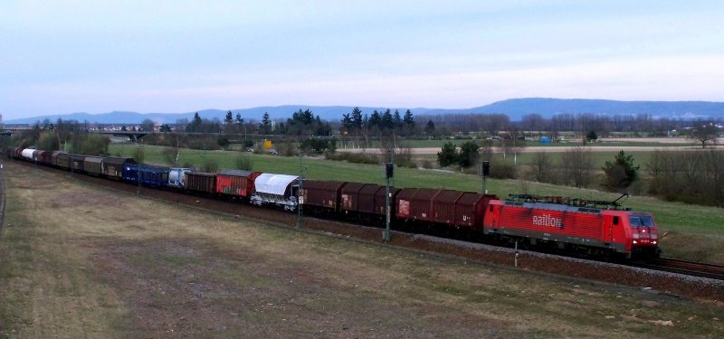 Eine unerkannt gebliebene 189 zieht einen kurzen Gterzug auf der KBS 700 Richtung Karlsruhe. Die Aufnahme entstand bei Neuluheim, Mrz 2008.