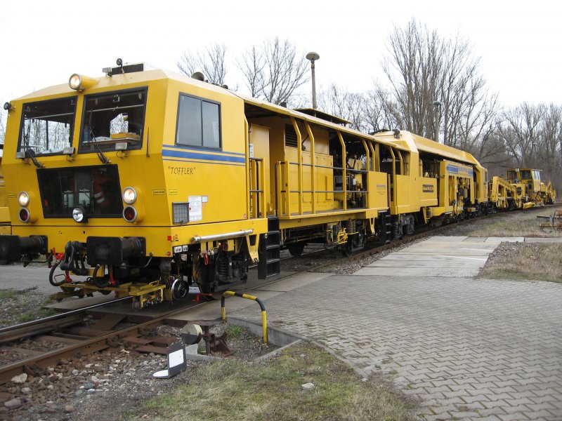 Eine Unimat 09-32/4S und eine Schnellschotterplaniermaschine SSP 110 SW der Firma EUROPOOL. Es war auf dem deutschen Markt die erste 2-Schwellenstopfmaschine, die auch Weichen stopfen kann. Erst 6 Jahre spter wurde die nchste Maschine hnlicher Bauart ausgeliefert. Die abgebildete Maschine ist jedoch einzigartig, da die Folgenden keinen Stopfanhnger haben. Die LP betrgt hier immerhin fast 50 m. Dazu kommt der SSP mit ca. 18 m Lnge.  