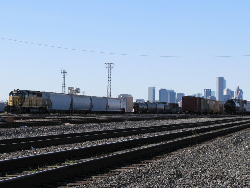 Eine Union Pacific Lok rangiert auf einem Rangierbahnhof am 1.1.2008 in Houston (Texas). Im Hintergrund ist die Downtown von Houston zu sehen.