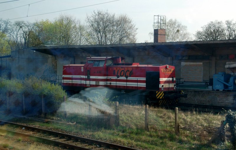 Eine V 100 der Locon steht am 09.04.09 irgendwo an der Strecke Wittenberg - Berlin.
