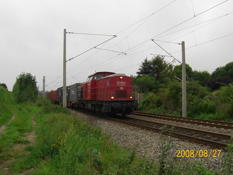 Eine V 100 der PBSV zieht am 27.08.08 einen Containerzug von Hamburg Waltershof (AHWO) zum CTL in Lbeck am Lehmannkai kurz hinter Reinfeld (Holst.) Richtung Lbeck.