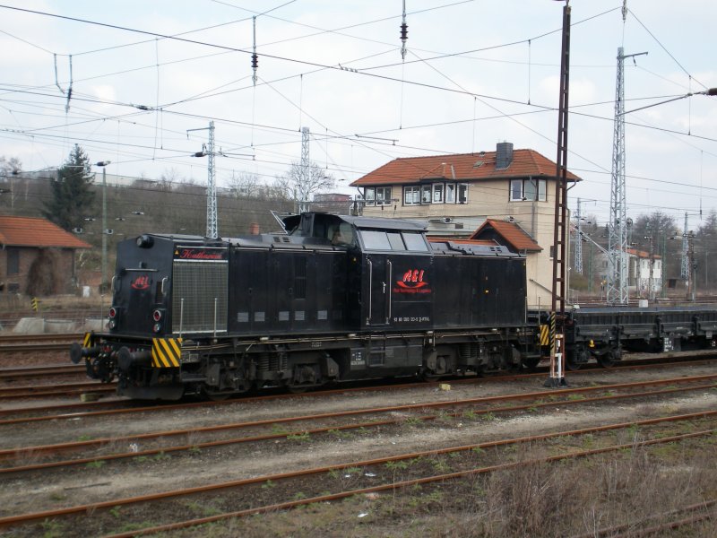 eine V 100 steht mit einem Bauzug in Sangerhausen, 27.03.08