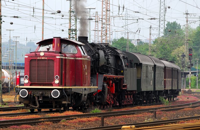 Eine V 212 007-9 schleppt eine Dampflok der BR 50 3610-8 mit technischem Defekt ab. Das Bild entstand am 12.05.07 am Bahnhof Hagen-Vorhalle.
