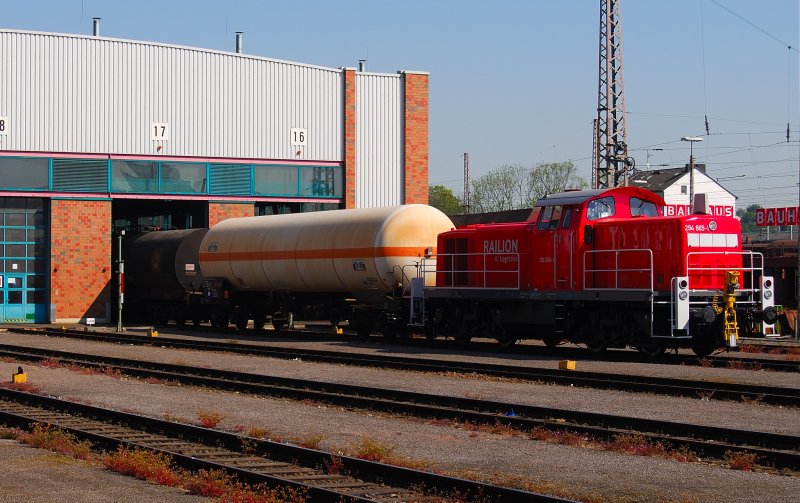 Eine V 294 865-1 drckt ein paar Gterwagen in das Gterwagenwerk Hagen-Eckesey.