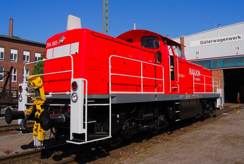 Eine V 294 865-1 steht vor den Werkstoren des Gterwagenwerks Hagen-Eckesey.
