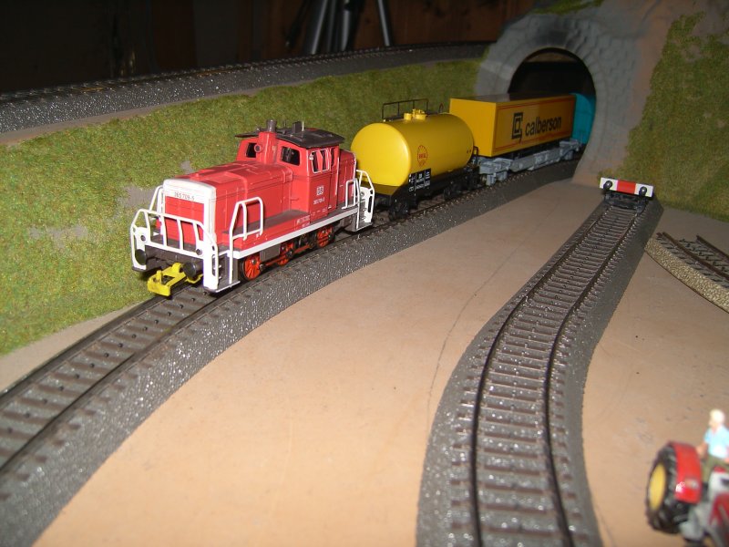 Eine V 60 mit einer bergabe an der West einfahrt des Bahnhofs.