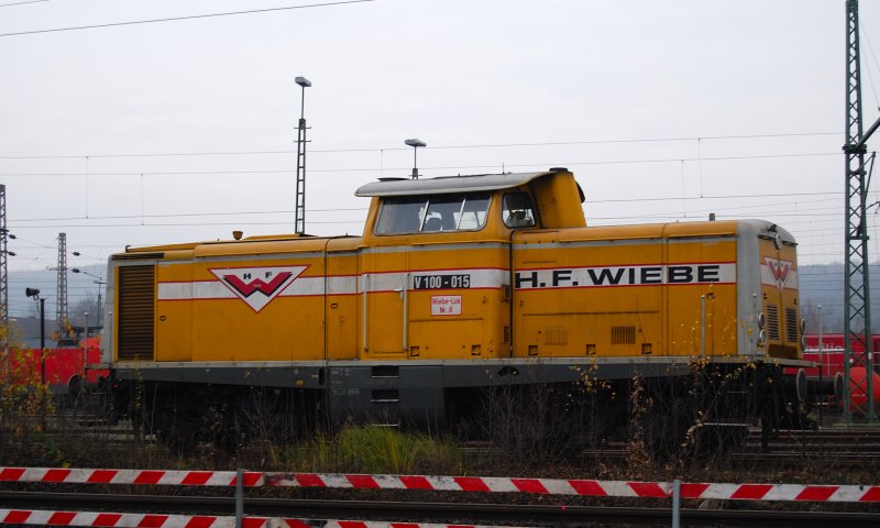 Eine V100-015 von Gleisbau Wiebe auf dem Rangierbahnhof Hagen-Vorhalle. Hier ist die Firma mit Gleisbauarbeiten beschftigt.