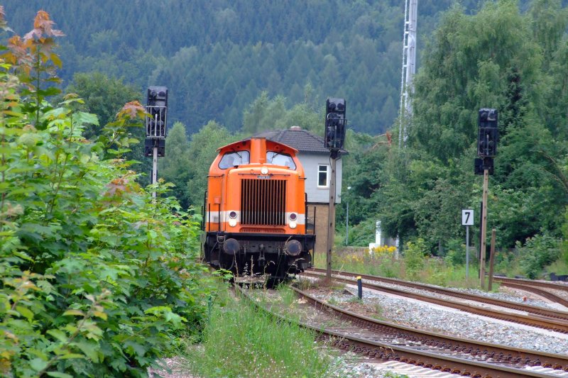 Eine V100 der Firma Locon beim Umbau der Strecke Erfurt - Wrzburg bei der Ausfahrt aus dem Bahnhhof Zella - Mehlis in  Richtung Erfurt.