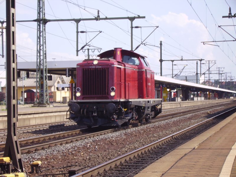 Eine V100 rangiert am spten nachmittag am 31.07.08 im Bahnhof Fulda!