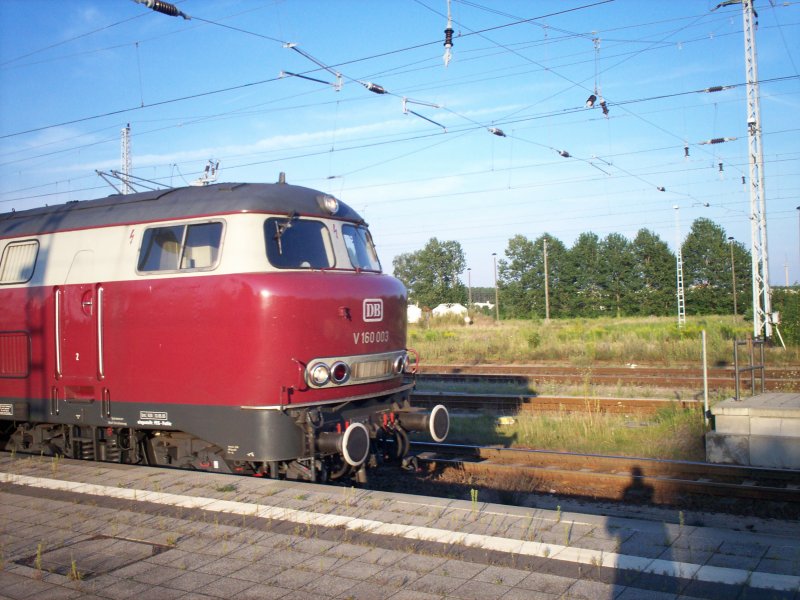 Eine V160 zieht 3 dnische VT in den Bahnhof Neustrelitz. Hier ist die Front gut zu sehen.