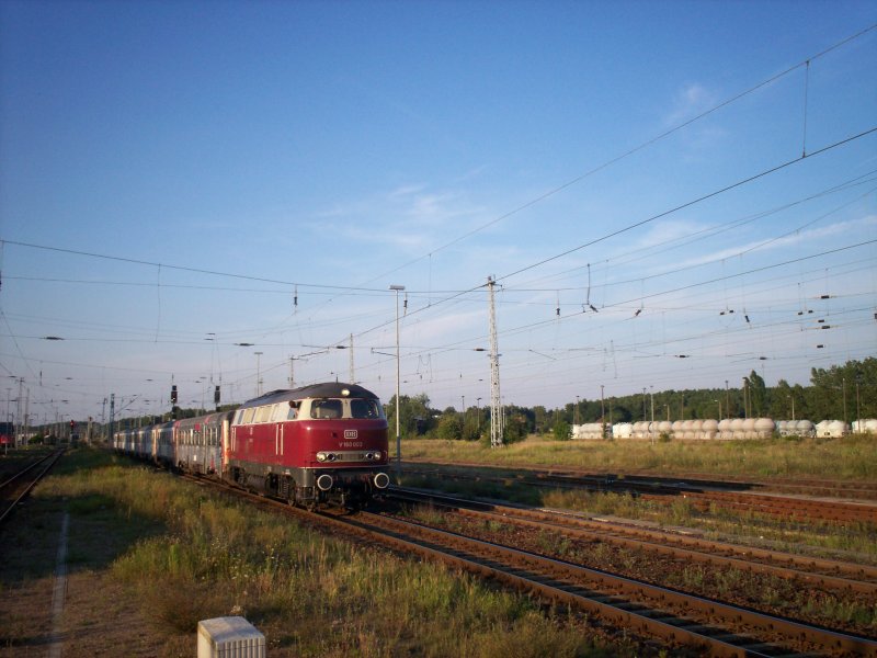 Eine V160 zieht 3 dnische VT vom Betriebswerk in den Bahnhof Neustrelitz.