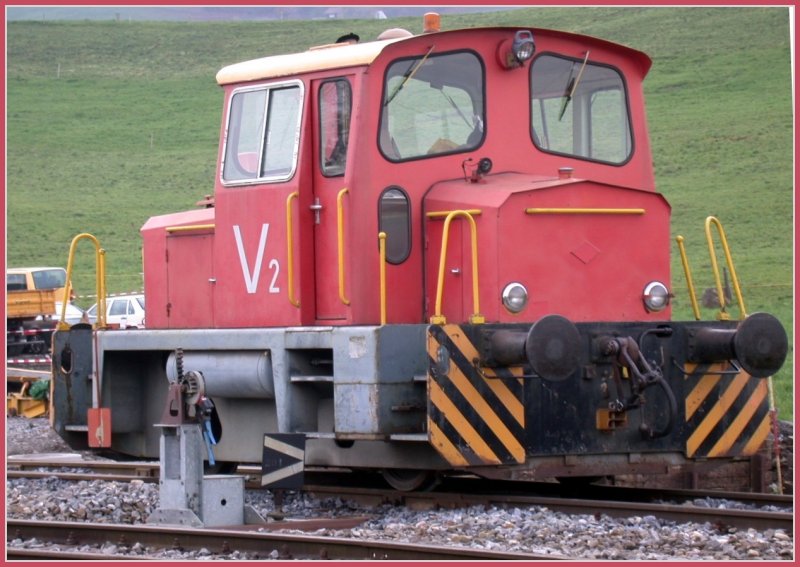 Eine V2 in Samstagern auf dem Gelnde der Gleisbaufirma Vanoli. Ich schtze das V bezieht sich auf die Firma und ist kein Vergleich mit einer deutschen Rakete. (10.11.2006)