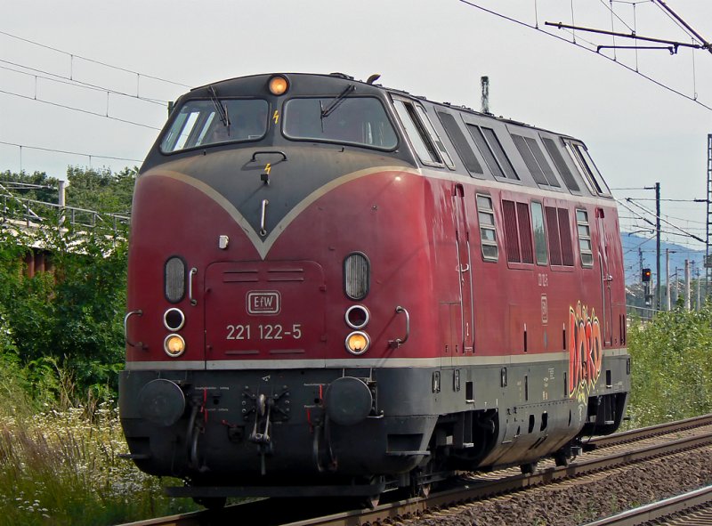 Eine V200 (221 122-5) der EfW aus rtg Sden kommend, in Porz Wahn aufgenommen am 29.07.09.