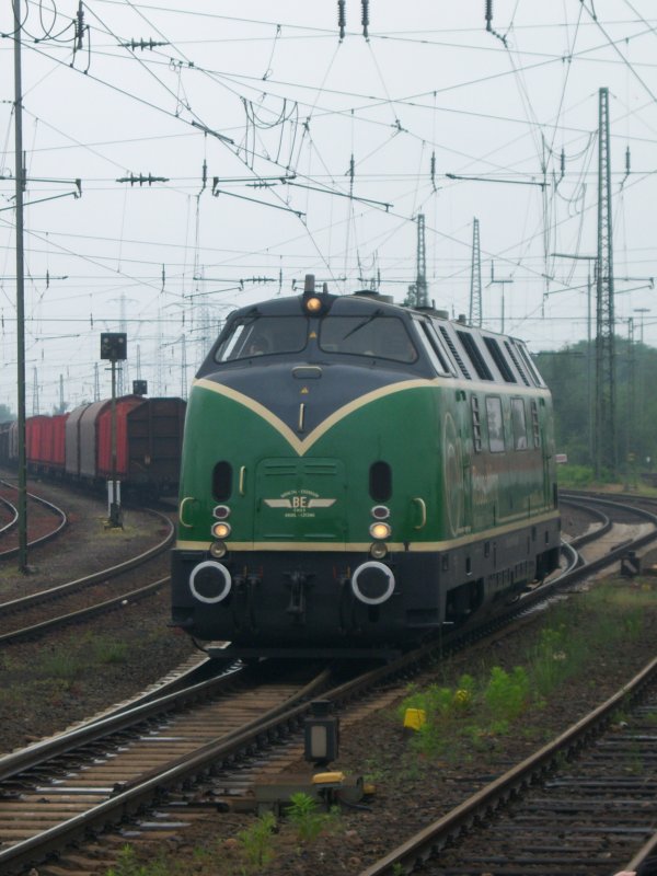 Eine V200 im Bahnhof Koblenz-Ltzel am 31.05.2008.
Die grne Lackierung wurde gewhlte, weil sie wesentlich billiger war als ein verkehrsrote.