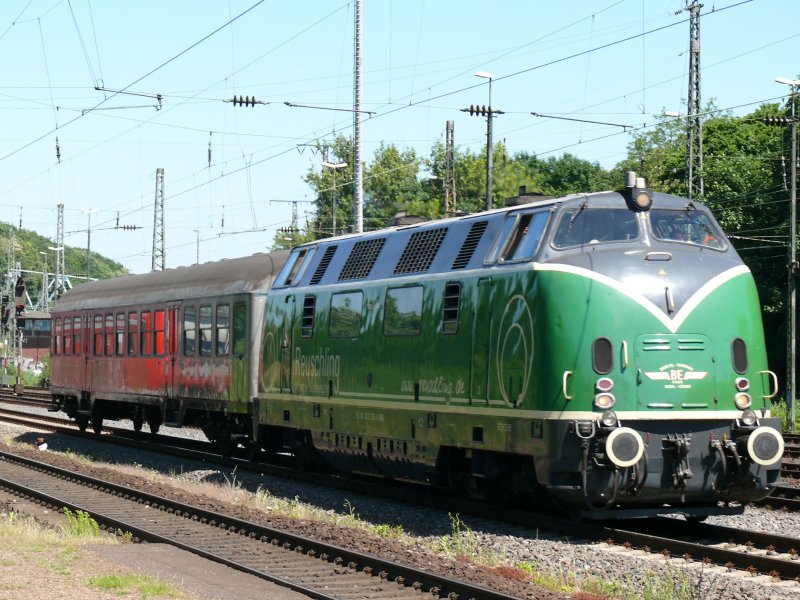 Eine V200 der Brohltal Eisenbahn Gmbh fhrt mit einem Silberling am Haken Kln-West. Aufgenommen am 23/05/2009.