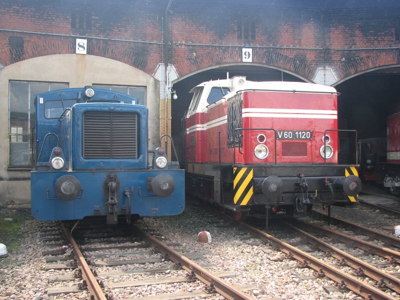 Eine V22 und eine V60 1120 stehen vor dem Schuppen in Cemnitz-Hilbersdorf.25.08.07.