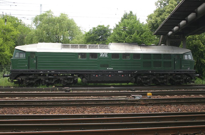 Eine V300 der AVG steht abgestellt unter einer Fugngerbrcke westlich des Bahnhofs Berlin-Schnefeld Flughafen.
(02.06.2007)