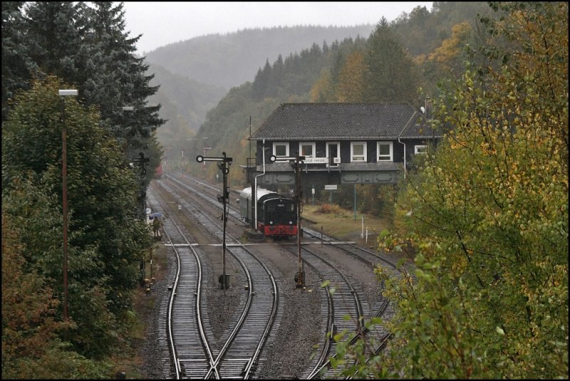 Eine V36 steht vor dem bekannten Reiterstellwerk in Brgge(Westf). (05.10.2008)