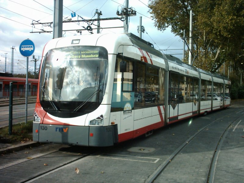 Eine Variobahn Typ  Rhein-Neckar  der OEG am 12.11.2006 gegen Mittag im Wendegleis am Mannheimer Hauptbahnhof. 