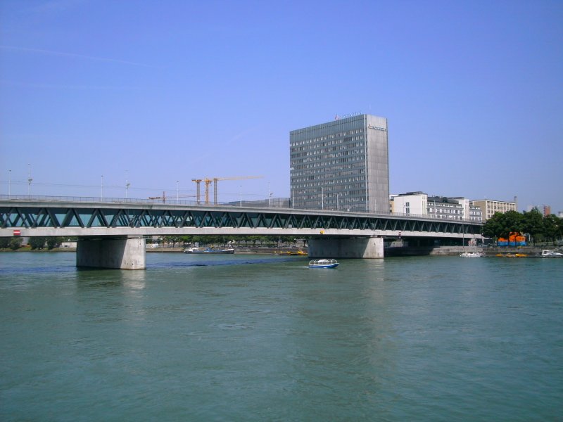 Eine Verkehrsbrcke fr Autos und Straenbahn ber den Rhein in Basel am 23.05.2009.