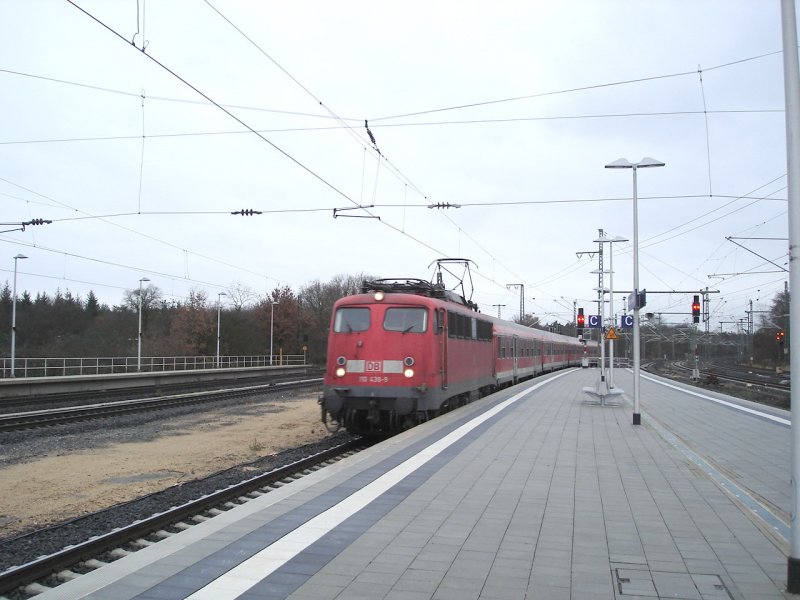 Eine verkehrsrote E10 kommt im Herbst 2006 von Wiesbaden aus durch Frankfurt-Stadion gebraust.