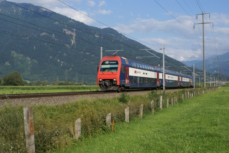 Eine verkehrte S 2 fhrt am 28.7.09 von Bilten Richtung Reichenburg.