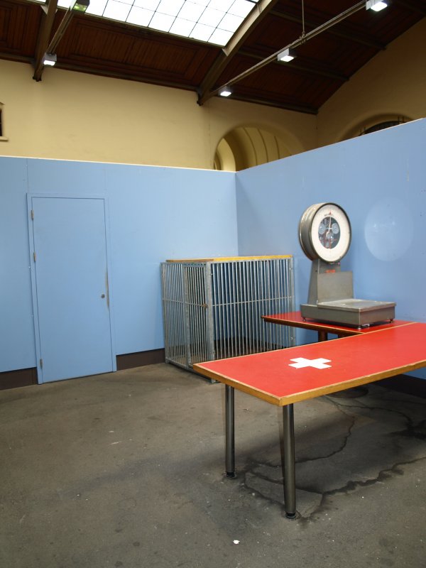 Eine verlassene Zollkabine mit nem Kfig - wahrscheinlich fr Zollsprhunde - und ner Waage ... wenigstens wei ich jetzt mit wieviel Kilo Gepck ich an dem Tag unterwegs war ;) Wann vor meinem Koffer hier zuletzt was gewogen wurde mag sicherlich schon ein paar Monate her sein... Fotografiert am 6. Juli 2008.