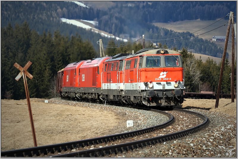 Eine Vierfachtraktion Dieselloks, bestehend aus 2143 062,044 und 2016 062,056 f�hrt mit G�terzug 55557 von Zeltweg nach Frantschach.Grund dieser Bespannung waren Schulungsfahrten mit Vielfachsteuerung.
Obdach 25.03.2009