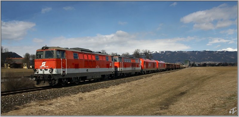 Eine Vierfachtraktion Dieselloks, bestehend aus 2143 062,044 und 2016 062,056 f�hrt mit G�terzug 55557 von Zeltweg nach Frantschach.Grund dieser Bespannung waren Schulungsfahrten mit Vielfachsteuerung.
Wei�kirchen 25.03.2009