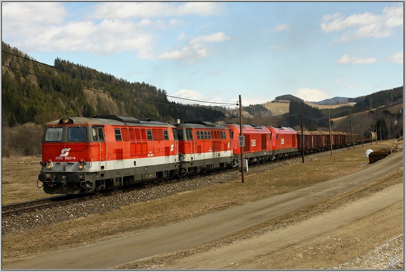 Eine Vierfachtraktion Dieselloks, bestehend aus 2143 062,044 und 2016 062,056 f�hrt mit G�terzug 55557 von Zeltweg nach Frantschach.Grund dieser Bespannung waren Schulungsfahrten mit Vielfachsteuerung.
Kathal 25.03.2009