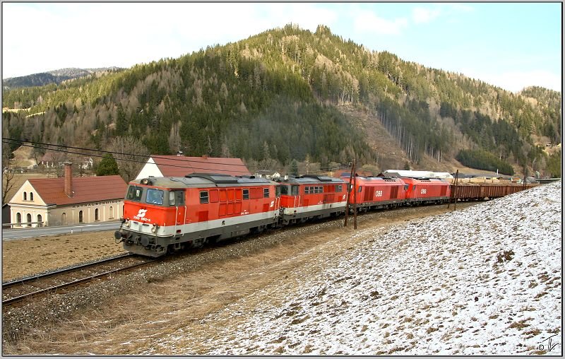 Eine Vierfachtraktion Dieselloks, bestehend aus 2143 062,044 und 2016 062,056 f�hrt mit G�terzug 55557 von Zeltweg nach Frantschach.Grund dieser Bespannung waren Schulungsfahrten mit Vielfachsteuerung.Im Hintergrund ist die Kathalschmiede zu sehen.
Kathal 25.03.2009