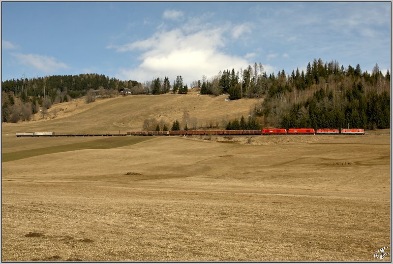 Eine Vierfachtraktion Dieselloks, bestehend aus 2143 062,044 und 2016 062,056 f�hrt mit G�terzug 55557 von Zeltweg nach Frantschach.Grund dieser Bespannung waren Schulungsfahrten mit Vielfachsteuerung.
Reichenfels 25.03.2009