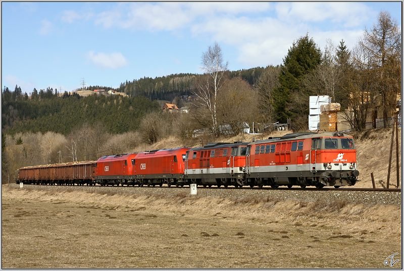 Eine Vierfachtraktion Dieselloks, bestehend aus 2143 062,044 und 2016 062,056 fhrt mit Gterzug 55557 von Zeltweg nach Frantschach.Grund dieser Bespannung waren Schulungsfahrten mit Vielfachsteuerung. 
Bad St.Leonhard 25.03.2009