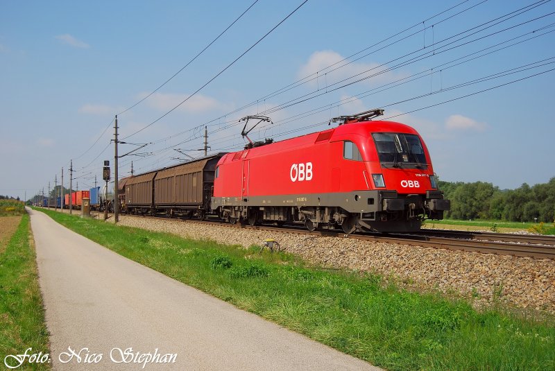 Eine viertel Stunde nach dem Spanier kam die ehemalige Polen-Lok 1116 087-6 mit einem langen gemischten Gz gen Linz an mir vorbei,Pasching (sterreichurlaub 18.08.09) 

