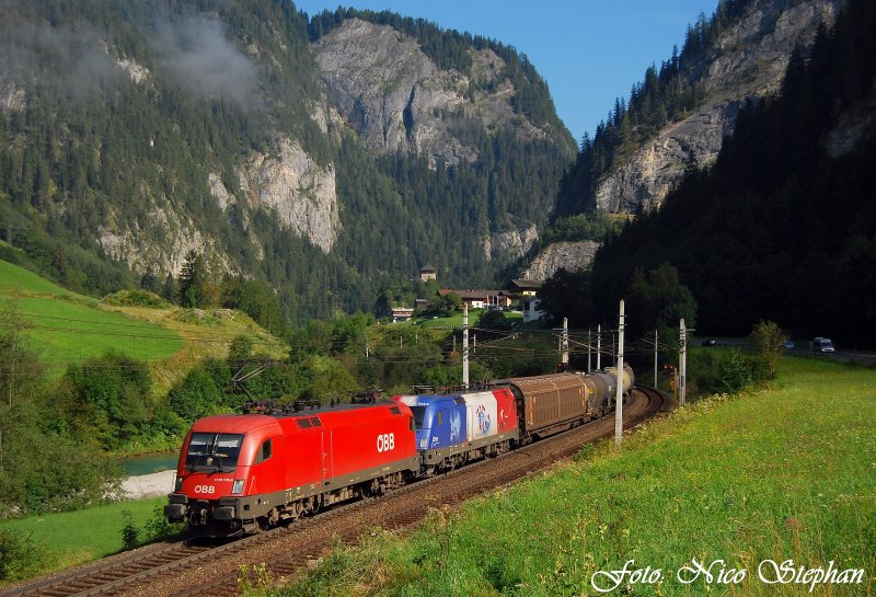 Eine viertel Stunde vor 10Uhr hatte das lange Warten dann ein Ende,als der angekndigte Gterzug von Hall i.T. nach Villach Sd Gbf. mit dem Franzosen-Taurus 1116 003-3 sowie der  verhassten  Vorspannlok 1116 178-3 bei Klammstein im besten Sonnenlicht abgelichtet werden konnten (sterreichurlaub 15.08.09)