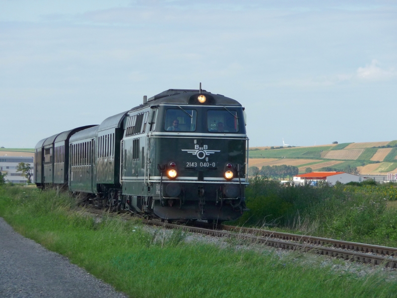Eine virtuelle Museumslokomotive ist die BB 2143 040-0. Sie war am 18. und 19. Juli 2009 zwischen Korneuburg und Ernstbrunn unterwegs. Am Abend des 19. wurde sie kurz vor Stetten aufgenommen.