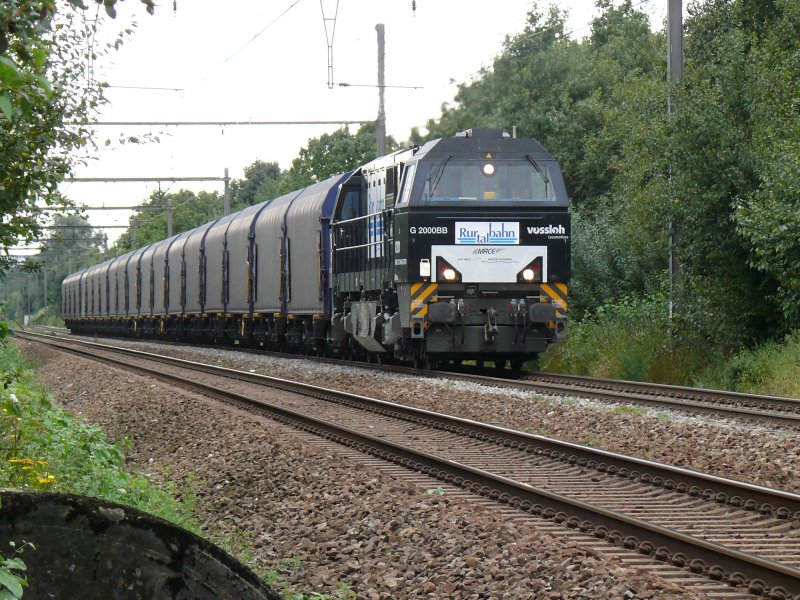 Eine Vossloh G2000BB der Rurtalbahn arbeitet sich die Steigung vom Maastal hoch in Richtung Montzen. Aufgenommen am 06/09/2008 bei Warsage.