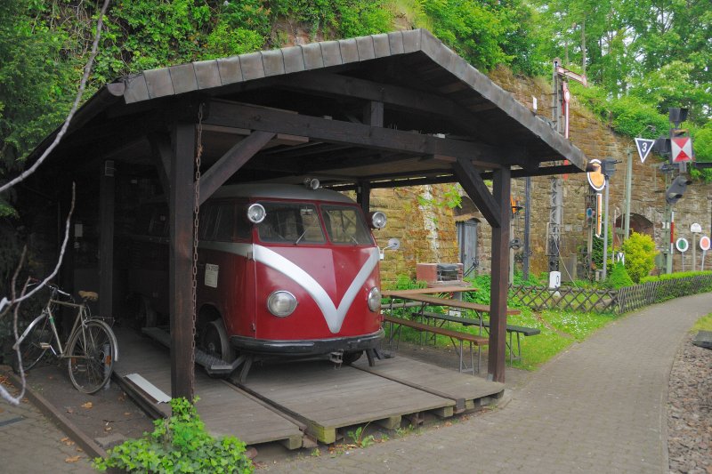 Eine VW-Draisine auf Basis eines ehem. VW-Straenbus (VW Bully, Baujahr 1955) in ihrem Carport im Eisenbahnmuseum Neustadt/Weinstrasse. (Mai 2009).

