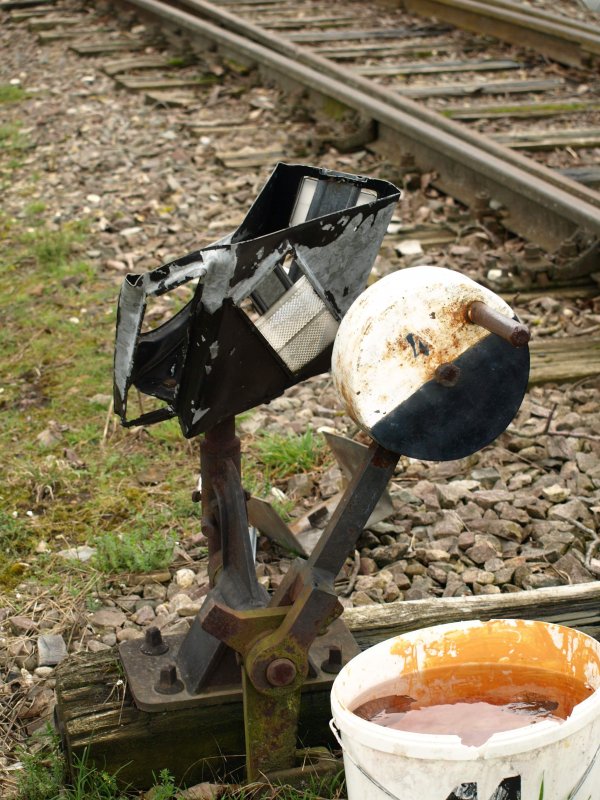 Eine Weiche mit Handstellgewicht und zertrmmertem Weichensignal. Fotografiert am 16. Mrz 2008 auf der stillgelegten SWEG-Strecke Bhl-Sllingen (Rheinmnster). Die Strecke ist seit Juli 1998 auer Betrieb. 