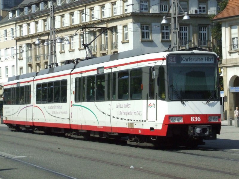 Eine weisse Strassenbahn fhrt am Karlsruher Hbf Vorplatz ein (25.08.2007)