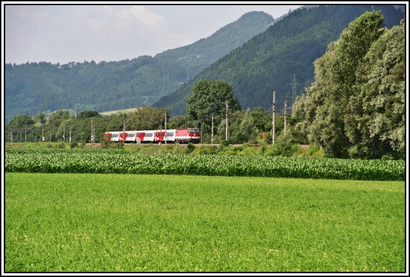 Eine weitere 1144 ist am 17.96.2005 mit einem Regionalzug auf dem Weg nach Rosenheim. Hier bei Stans b.Schwaz.