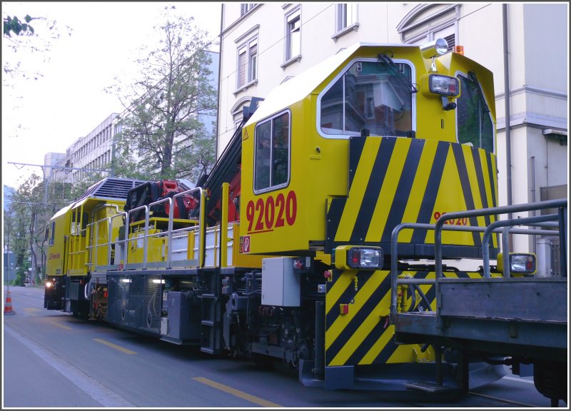 Eine weitere Baustelle, dieses Mal am Obertor in der Stadt Chur, ist seit heute wieder befahrbar. Vorgestern abend machte sich der neue, riesige Fahrleitungsmontagewagen der RhB die Xmf 6/6 92020 auf der Engadinstrasse bereit zum einziehen der neuen Fahrleitung.
(08.05.2008)